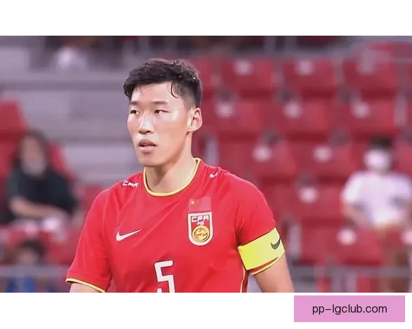 中国男足在18强赛主场与日本队激战成和 0-0平局展现坚韧防守